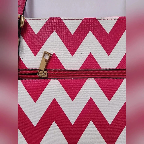 White Pink Boat Shape Beach Travel, Vacation Shoulder Bag Metal Hardware - Picture 2 of 16